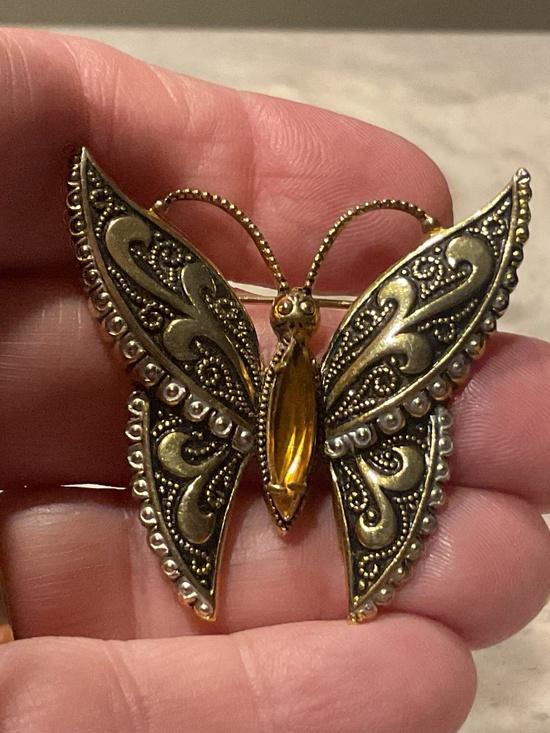 Vintage Jewelry - Vintage Butterfly Brooch Victorian style goldtone amber glass stone 1.5” across